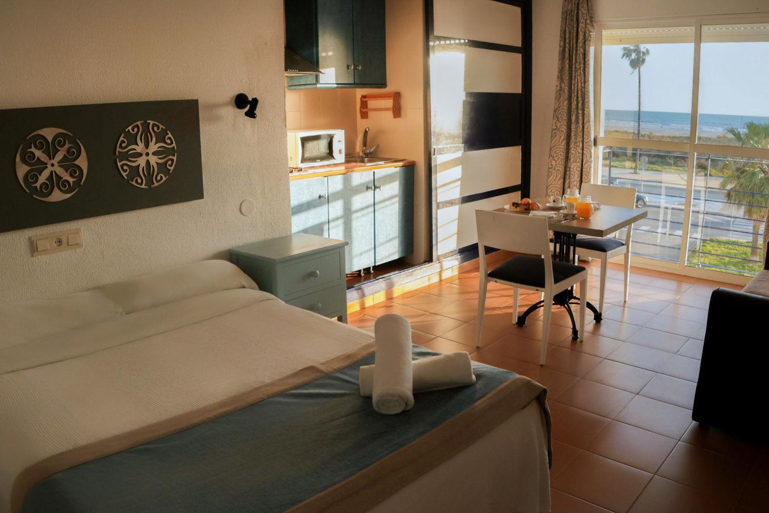 Hotel Playa Conil - Beachfront Studios & Suites Конил-де-ла-Фронтера Екстериор снимка